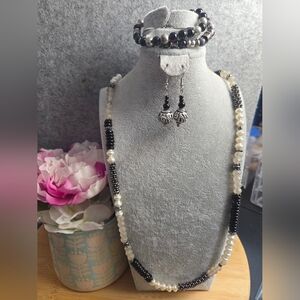 Black and White Jewelry Set